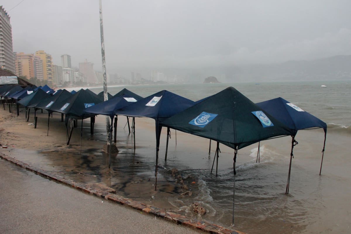 El coordinador general del SMN, Fabián Vázquez Romaña, explicó en una conferencia de prensa que se espera que Erick, que se formó el lunes como tormenta tropical, evolucione rápidamente a ciclón e impacte las costas en Oaxaca y Guerrero entre la noche del miércoles y las primeras horas del jueves. Fotografía de archivo. | Crédito: EFE/Francisca Meza