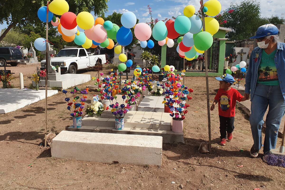 Visitan centenas a sus fieles difuntos