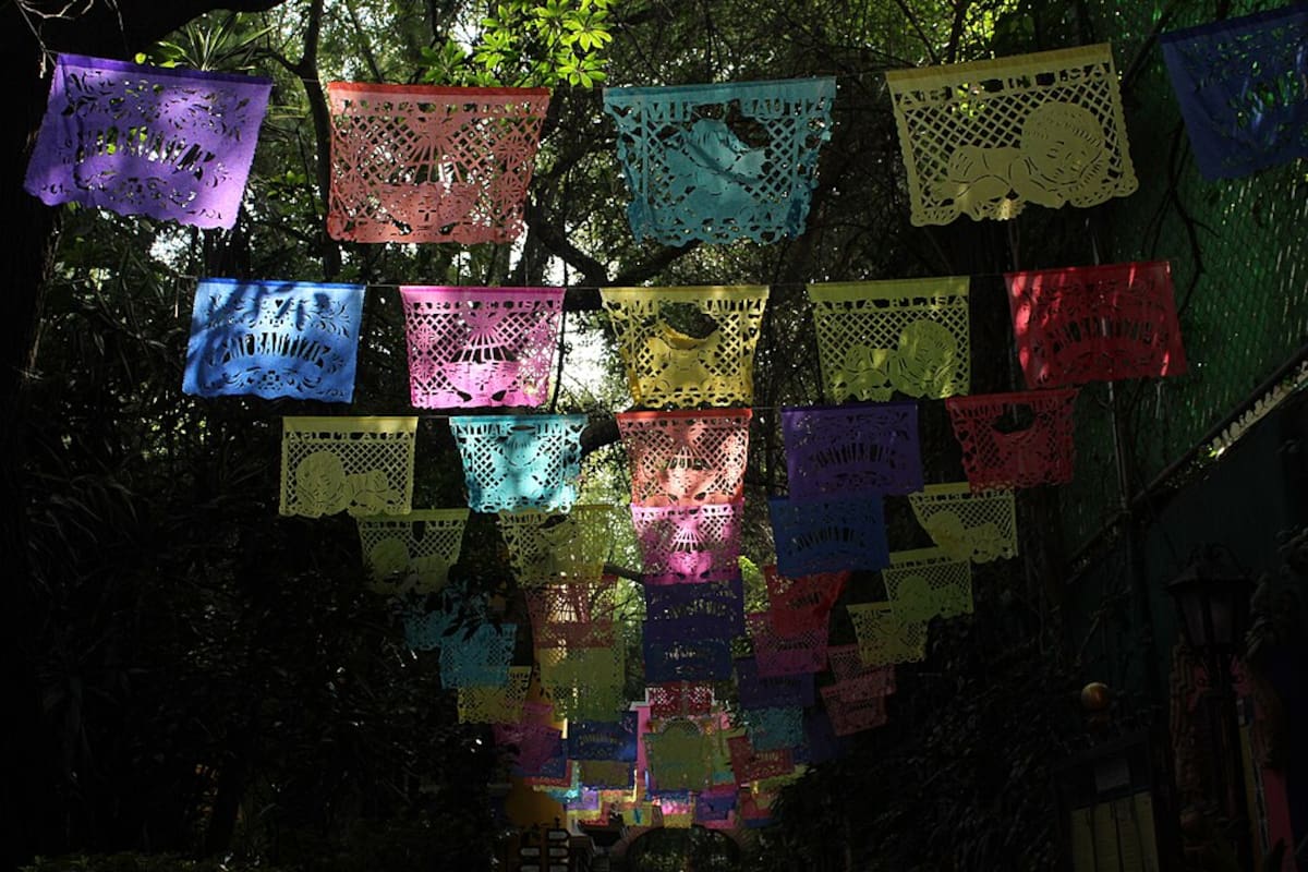 El papel picado llena de color las celebraciones del Día de Muertos, una tradición milenaria que reúne historia, simbolismo y costumbres transmitidas de generación en generación. Foto: Agencias