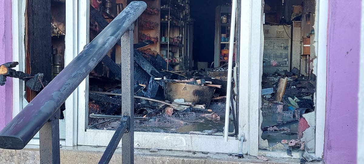 Al momento del incendio no había personas al interior del local y la casa, por lo que no se reportan lesionados.