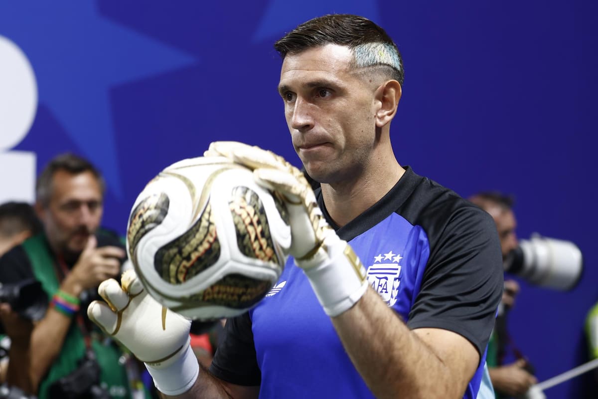 El ‘Dibu’ Martínez jugará la final del Mundial 2026 con un dedo fracturado: rechazó operarse y todavía siente dolor todos los días