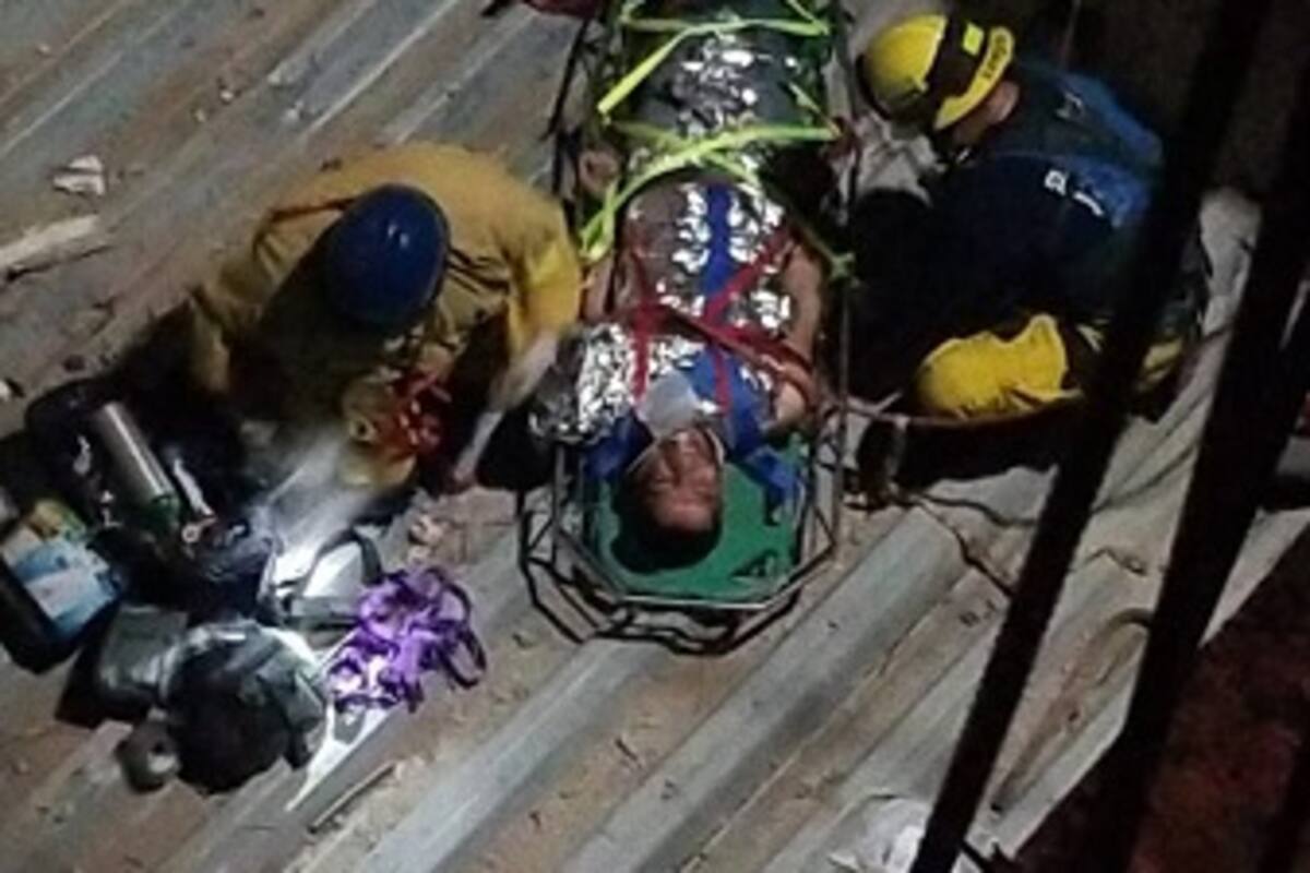 Cae hombre en alcantarilla tras saltar una barda de una construcción