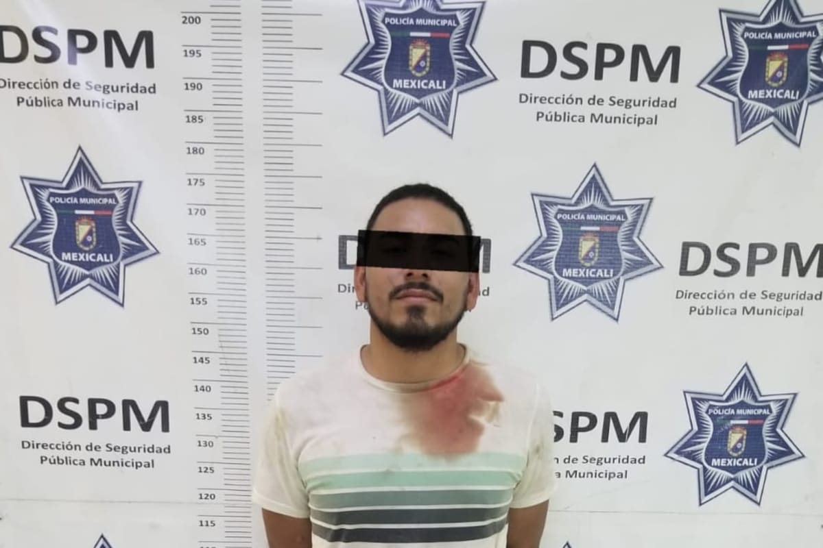 Le niegan raite, daña carro y descubren que tenía orden de aprehensión