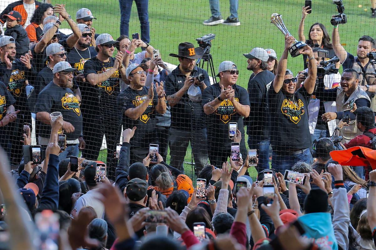 Isaac Paredes levanta el trofeo de campeonato de la LMP cpn Naranjeros de Hermosillo en 2024. (Foto: Archivo GH)