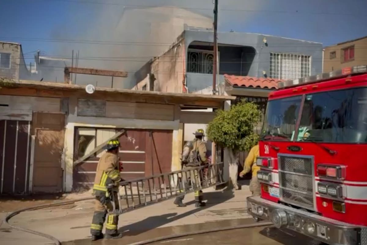 Una vivienda ubicada en la colonia Murua Campestre fue consumida por un incendio la tarde de este viernes; autoridades confirmaron que no había personas al interior del inmueble. Foto: BorderZoom