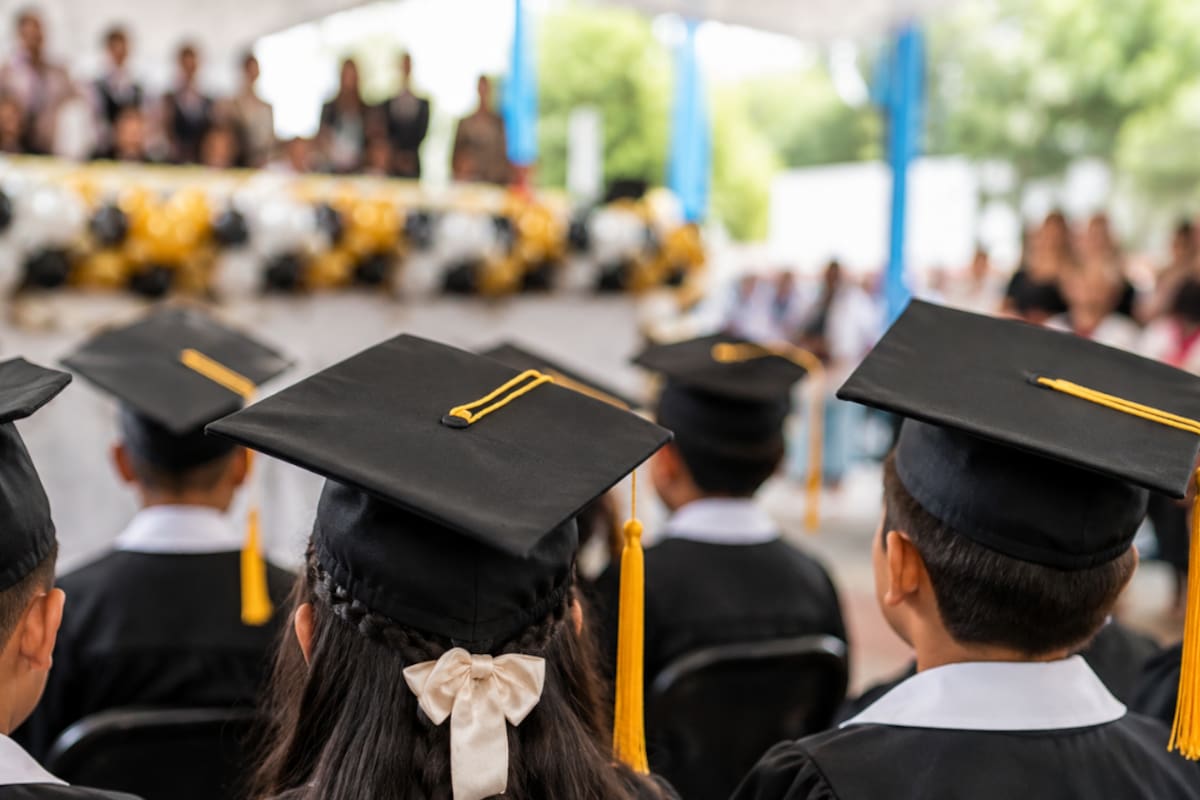 La generación que aprendió a leer frente a una pantalla se gradúa de primaria seis años después de comenzar clases en pleno confinamiento por covid-19