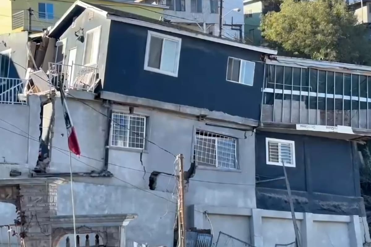Culpa familia a obras en el viaducto y fugas de agua por perder casa