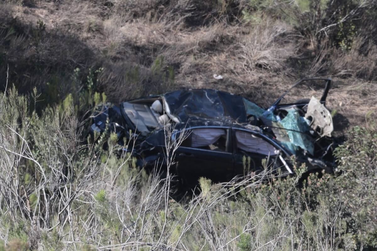 La víctima perdió el control de su automóvil, salió del camino y cayó a más de 200 metros de profundidad. Foto: Sergio Ortiz