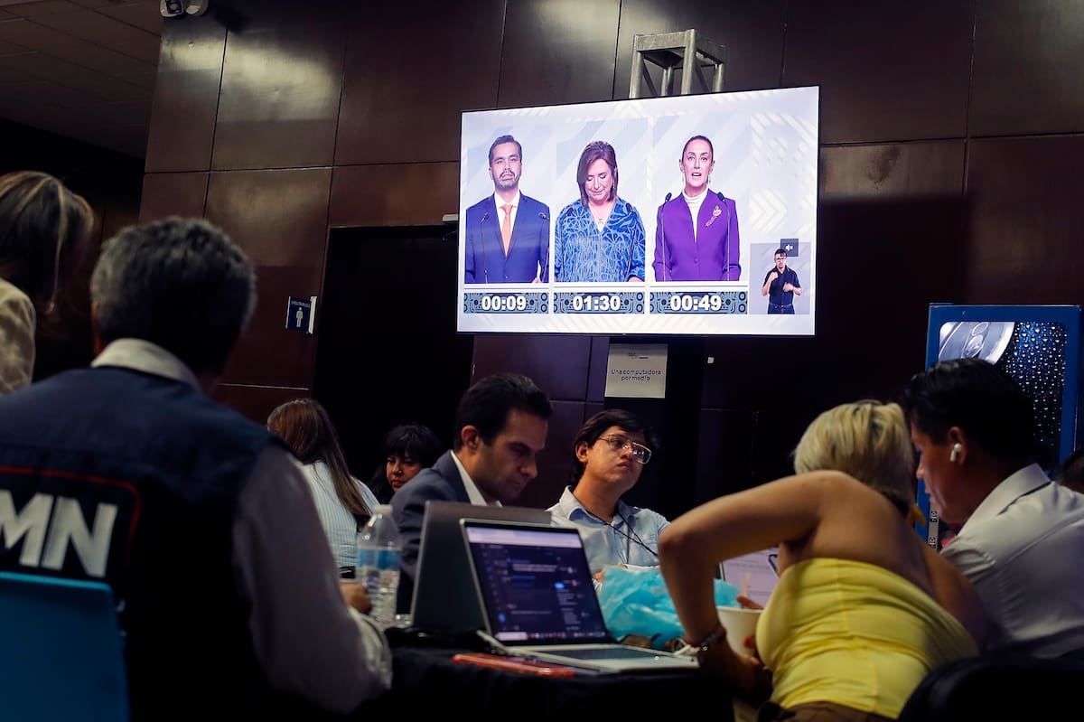 Periodistas escuchan el debate presidencial este domingo, en el Centro Cultural Universitario Tlatelolco en la Ciudad de México (México). EFE/Isaac Esquivel