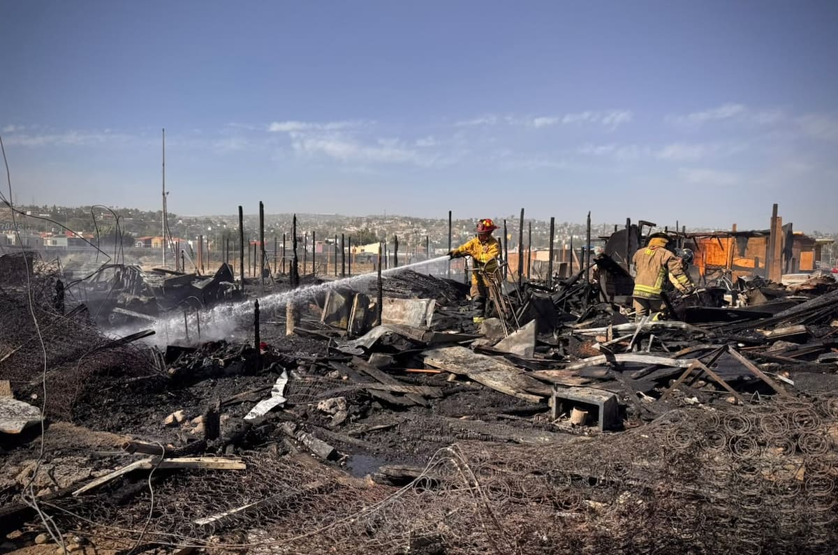 Bomberos de Tijuana atienden un incendio que afectó seis viviendas en un asentamiento irregular de la Vía Rápida Poniente. Foto: Cortesía