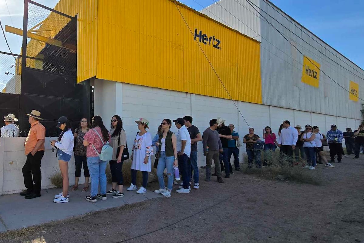Ciudadanos enfrentan largas filas en el Aeropuerto Internacional Ignacio L. Pesqueira para ejercer su voto