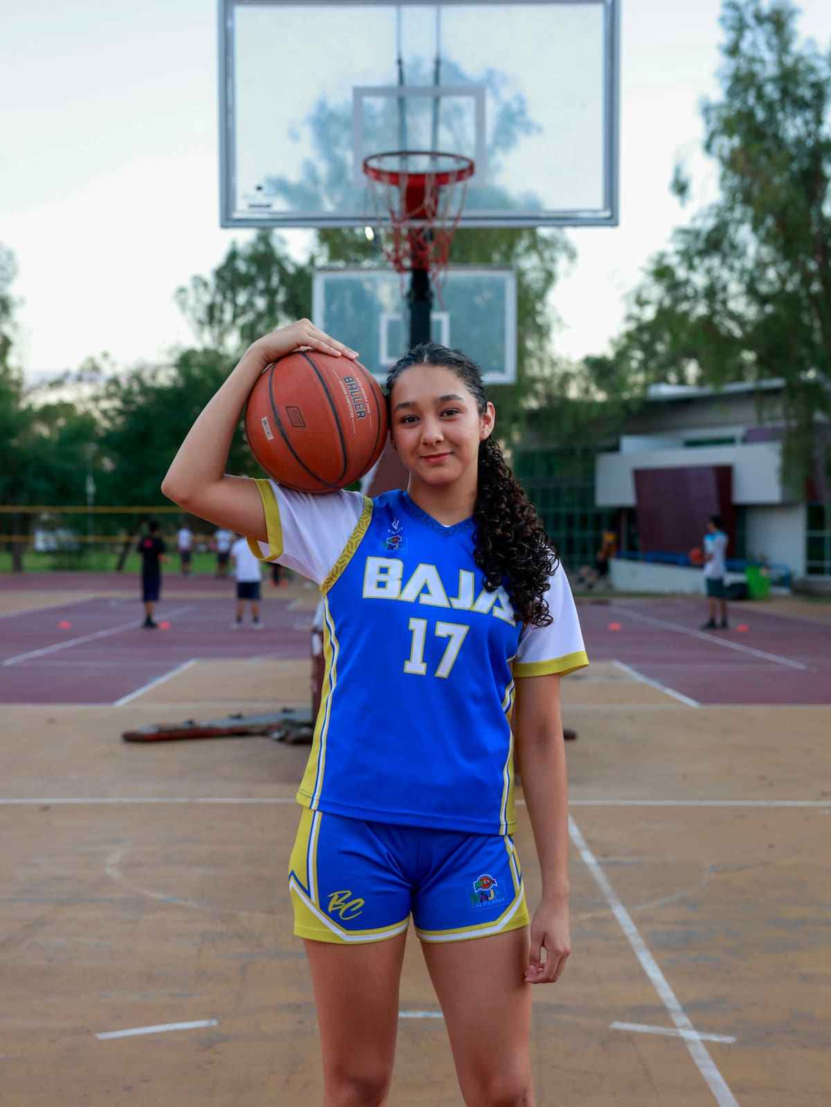 La basquetbolista cachanilla Sofía García, de 15 años, celebra el campeonato nacional obtenido con Baja California Sub16 Femenil en Monterrey, donde el equipo derrotó 76-61 a Ademeba USA. FOTO: Juan J. Morales