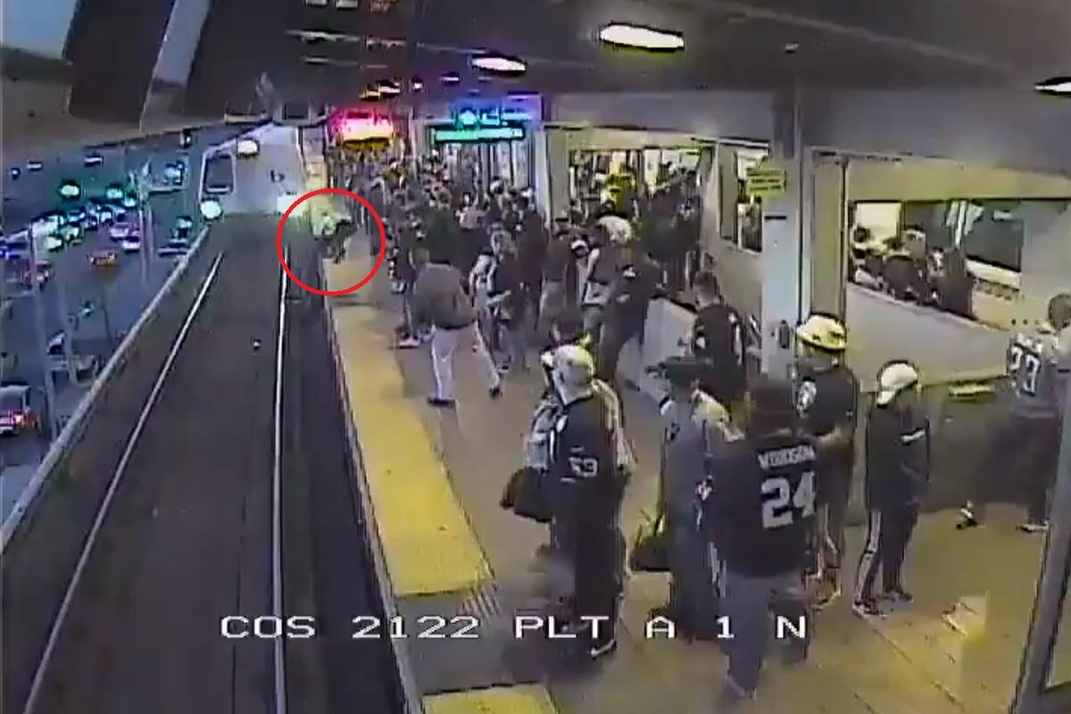 VIDEO: Trabajador de tránsito salva a hombre que cayó sobre vías de tren