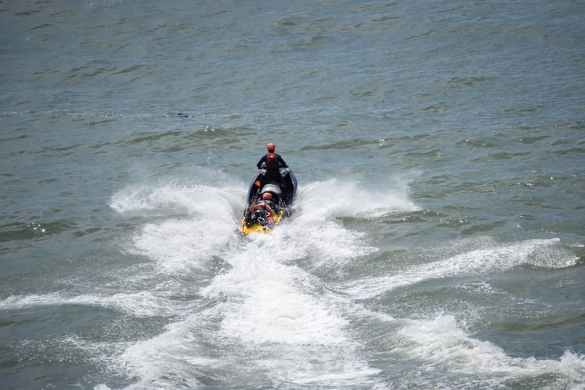 Elementos de rescate utilizaron una moto acuática durante las labores realizadas en el mar tras el reporte de una persona que cayó al agua en Punta Bandera. Foto: Cortesía / Border Zoom