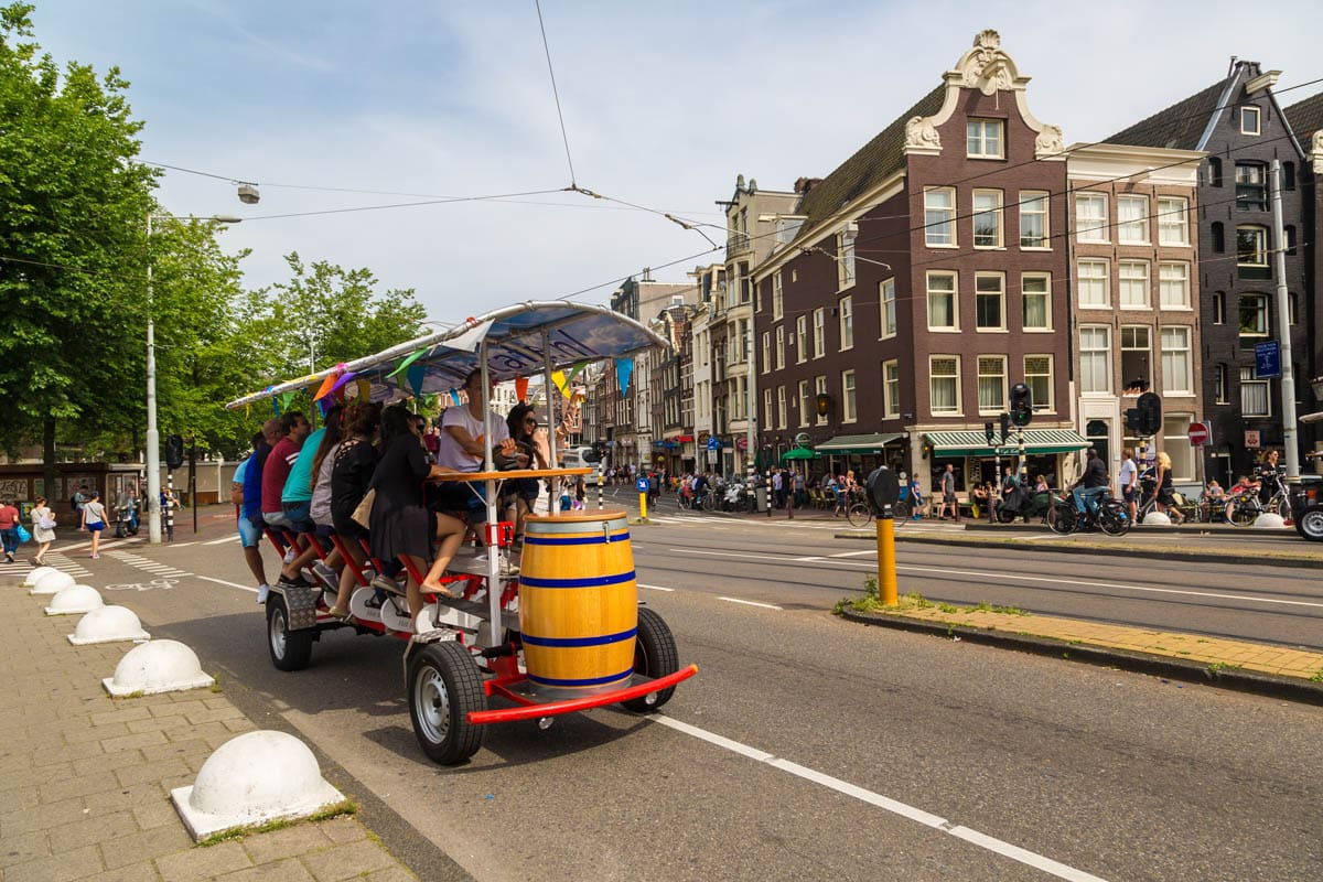 Pedales, pintas y pura diversión: Beer Bike Ámsterdam como nunca la habías vivido