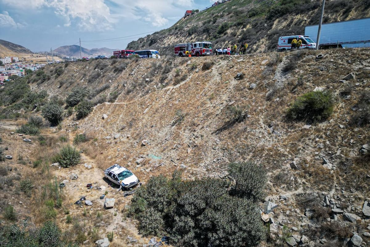 Automóvil cae a barranco en el bulevar 2000
