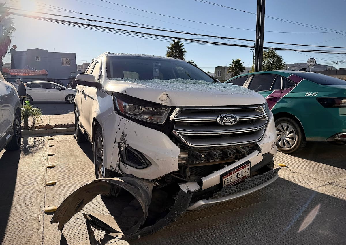 Una camioneta Ford Edge terminó dentro de la panadería La Esperanza, en Natura, Tijuana, tras un presunto error con los pedales; una trabajadora resultó lesionada. Foto: Border Zoom