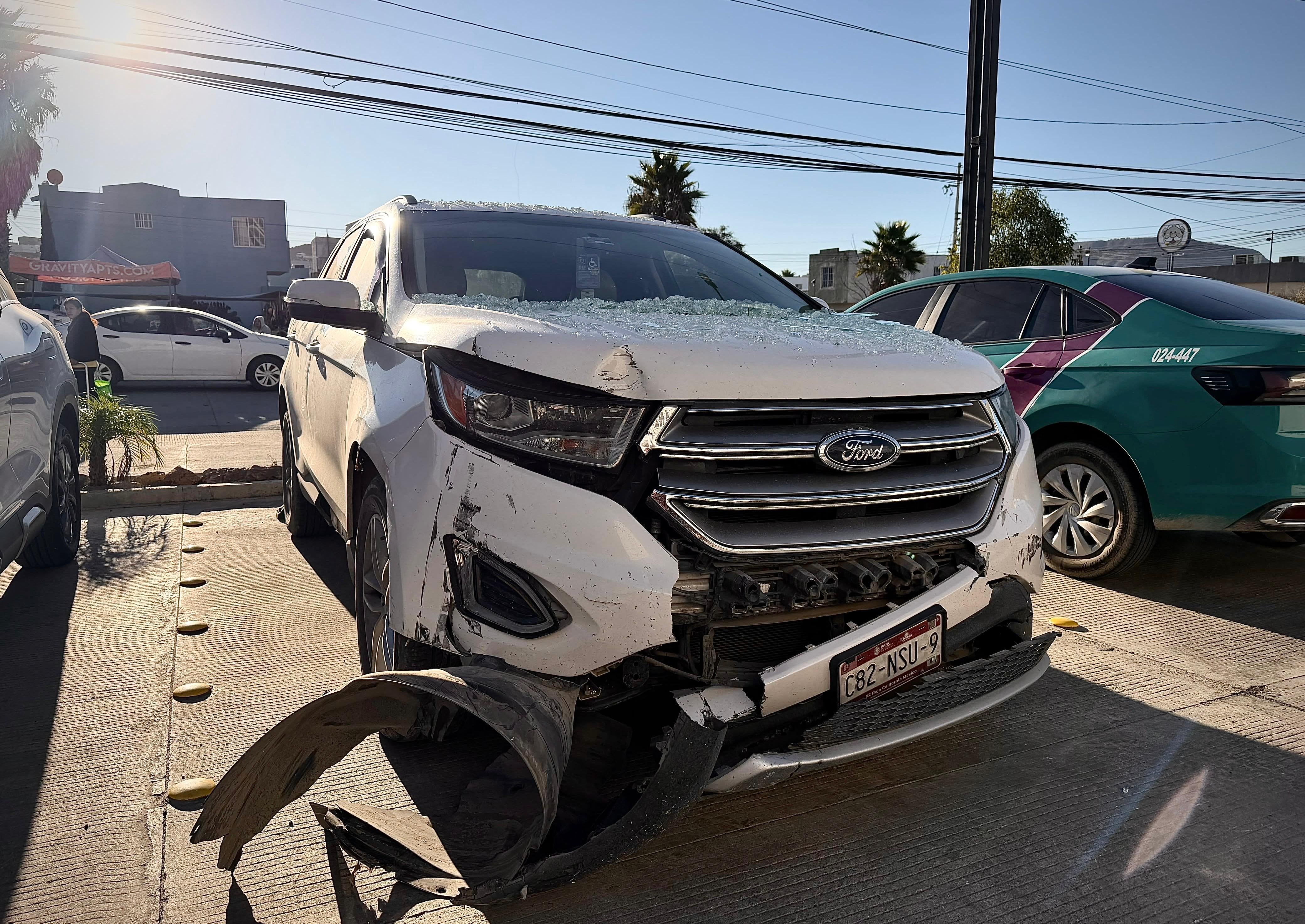 Una camioneta Ford Edge terminó dentro de la panadería La Esperanza, en Natura, Tijuana, tras un presunto error con los pedales; una trabajadora resultó lesionada. Foto: Border Zoom