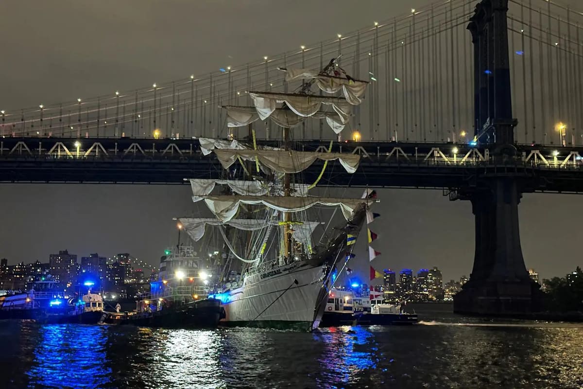 Buque Cuauhtémoc sufre percance al chocar contra Puente de Brooklyn en Nueva York