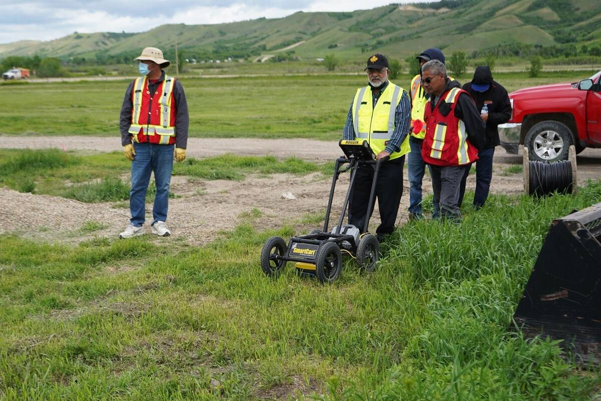 Indígenas siguen desenterrando sombrío pasado en Canadá; ubican más restos de niños