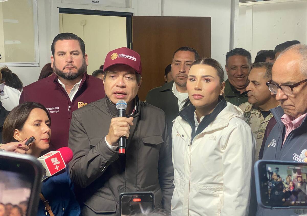 Mario Delgado, secretarío de Educación; Marina del Pilar Ávila Olmeda, gobernadora del Estado e Ismael Burgueño, alcalde de Tijuana, entre otras autoridades, realizaron un recorrido por el albergue.