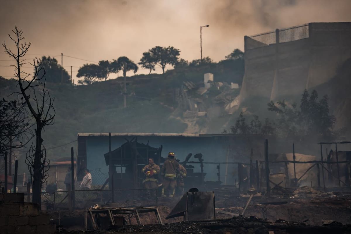 Cinco casas y un automóvil fueron consumidos por un incendio registrado la tarde de este jueves en la colonia Rancho Las Flores, Segunda Sección, en una zona de difícil acceso. Foto: Border Zoom