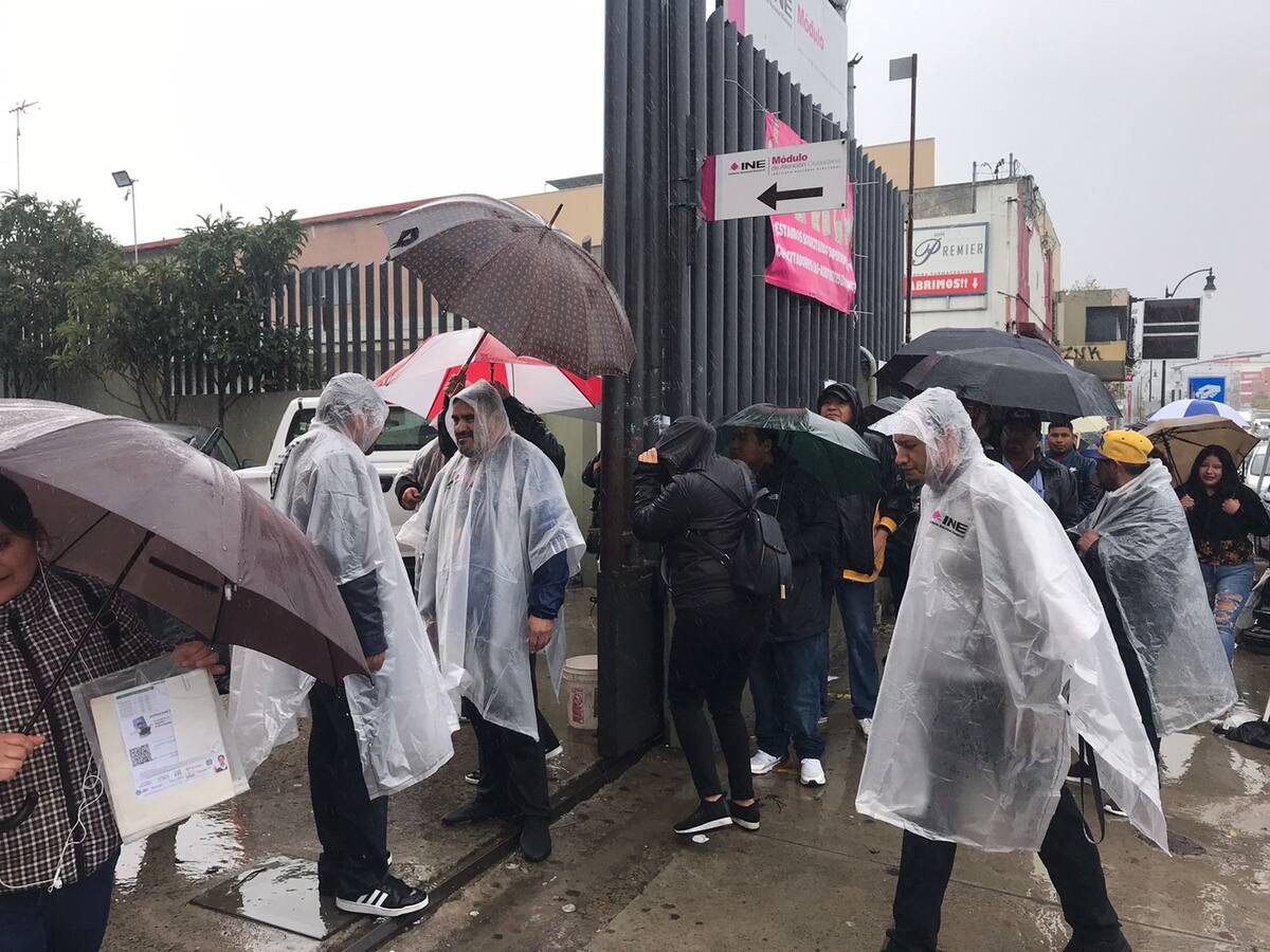 Decenas de personas llegaron desde temprana hora.