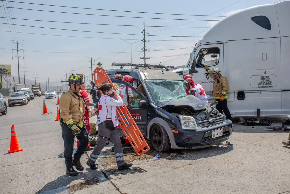 Bomberos utilizaron equipo hidráulico para rescatar al conductor, quien fue trasladado a un hospital. Foto: Border Zoom