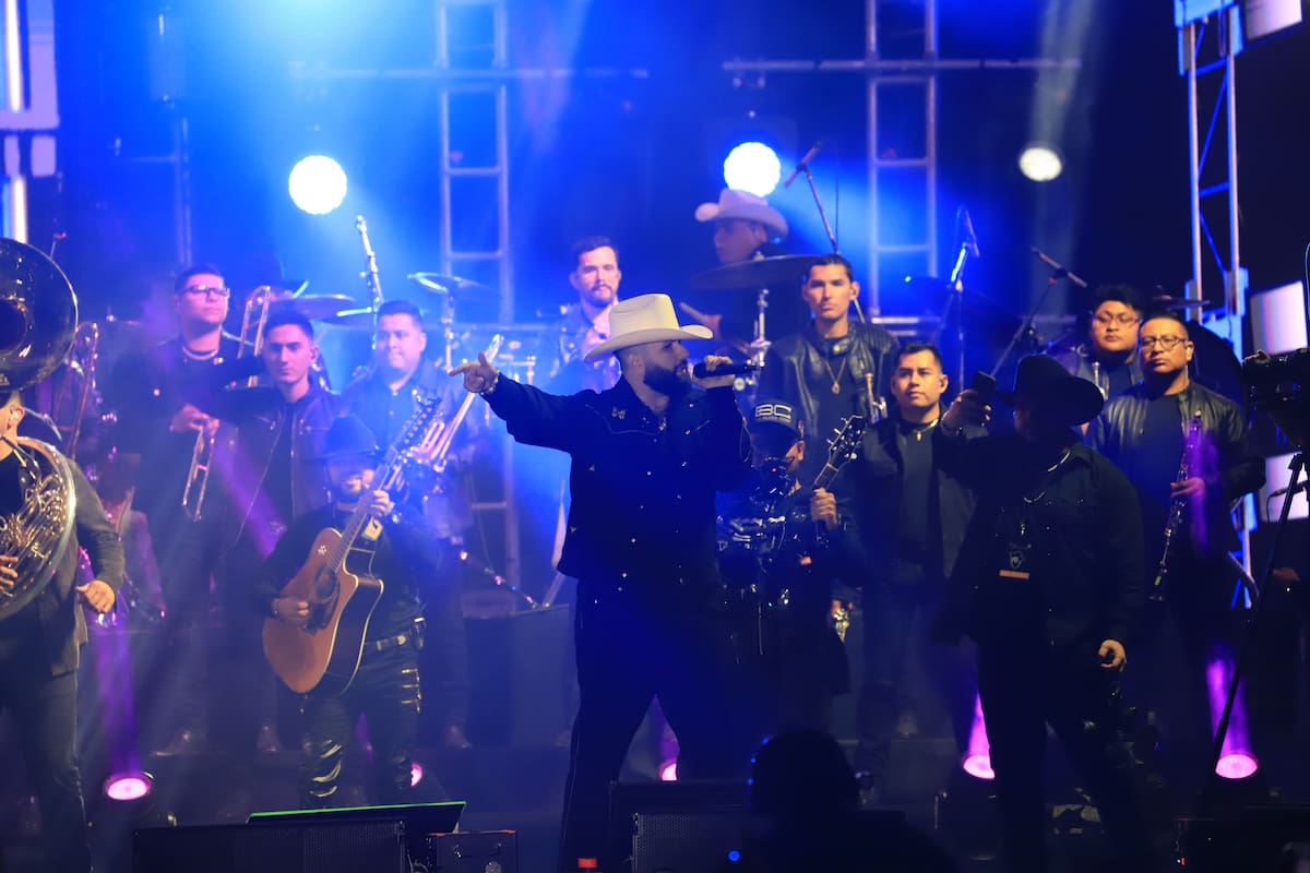 Causan polémica declaraciones de Carin León en concierto en Hermosillo