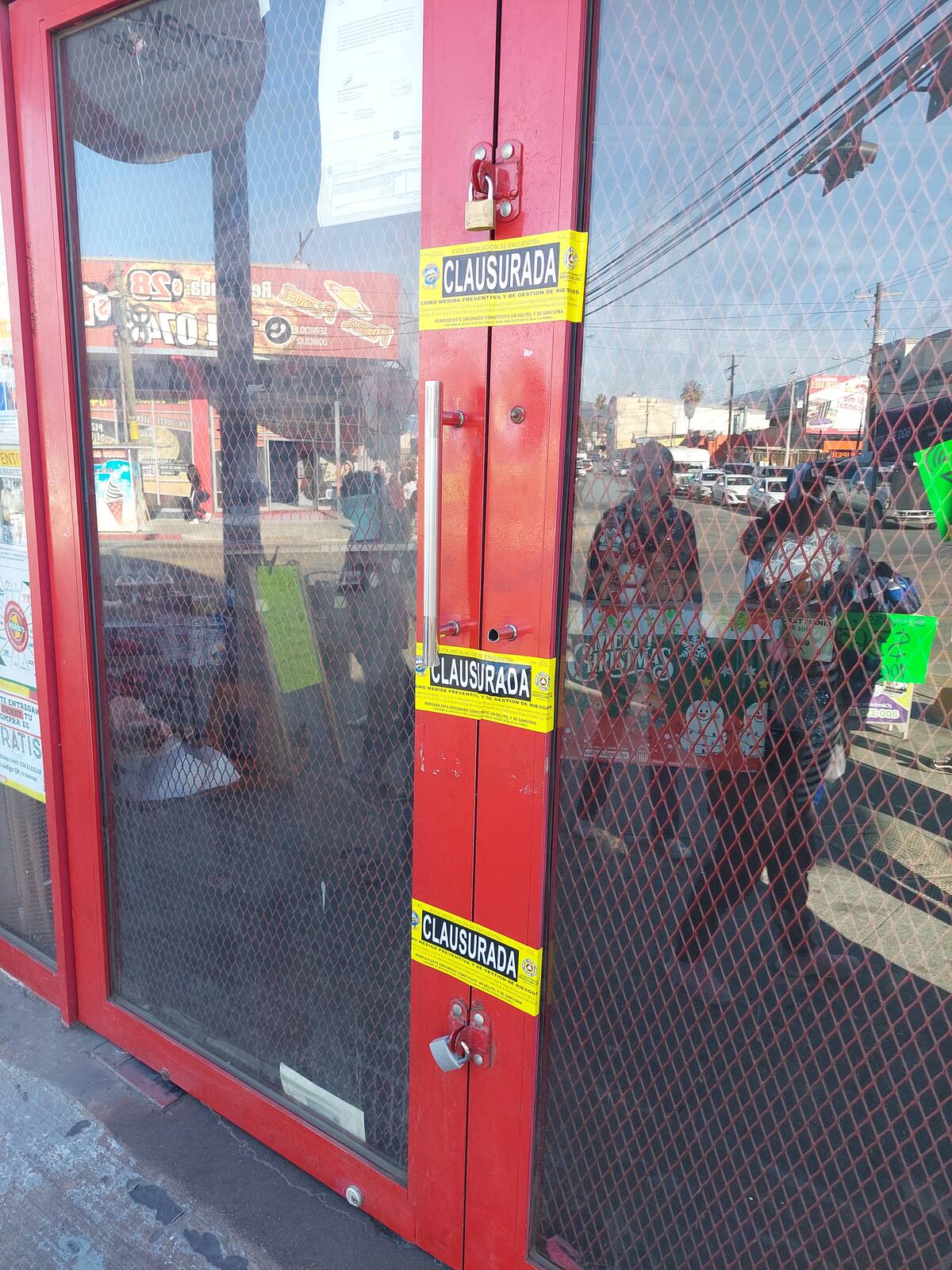 Esta medida preventiva tiene como finalidad garantizar la seguridad de los trabajadores como de los clientes. Fotos: Jayme Garcia