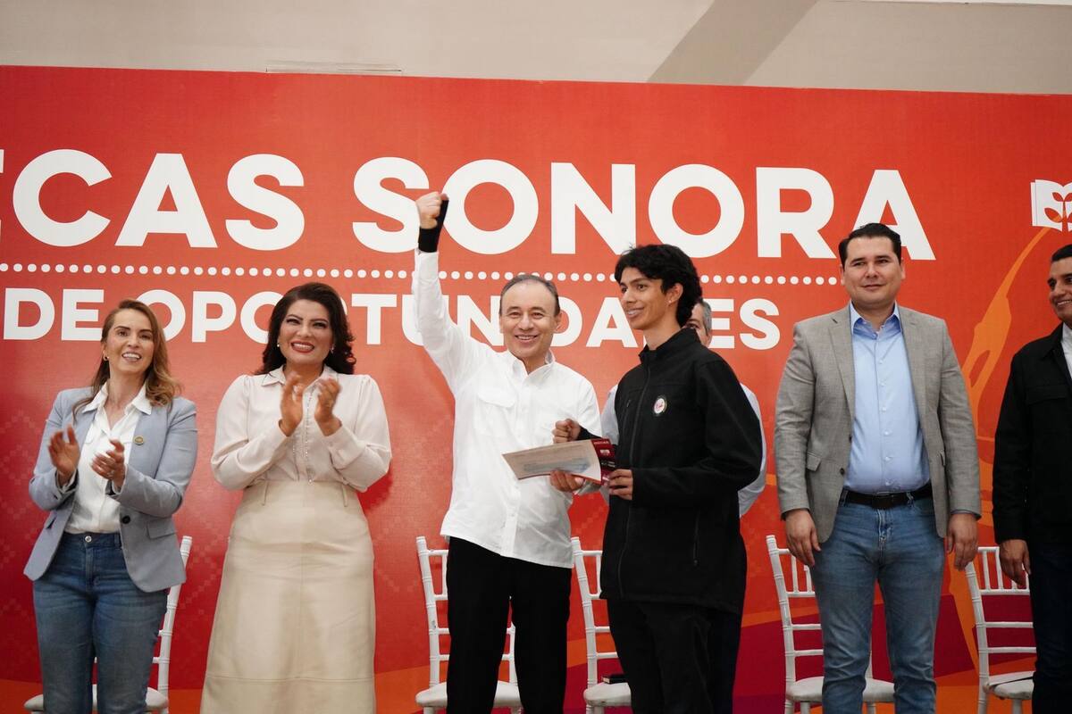 Entrega gobernador Durazo estímulos económicos a jóvenes deportistas