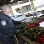 ¿Piensas cruzar flores para el Día de las Madres? Aduanas de EU advierte sobre especies prohibidas