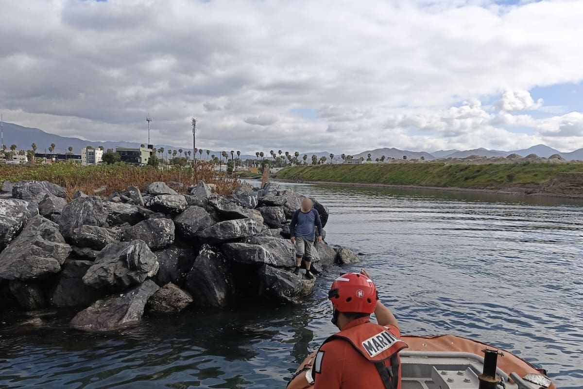 Rescatan a persona atrapada por la marea en el puerto de Ensenada