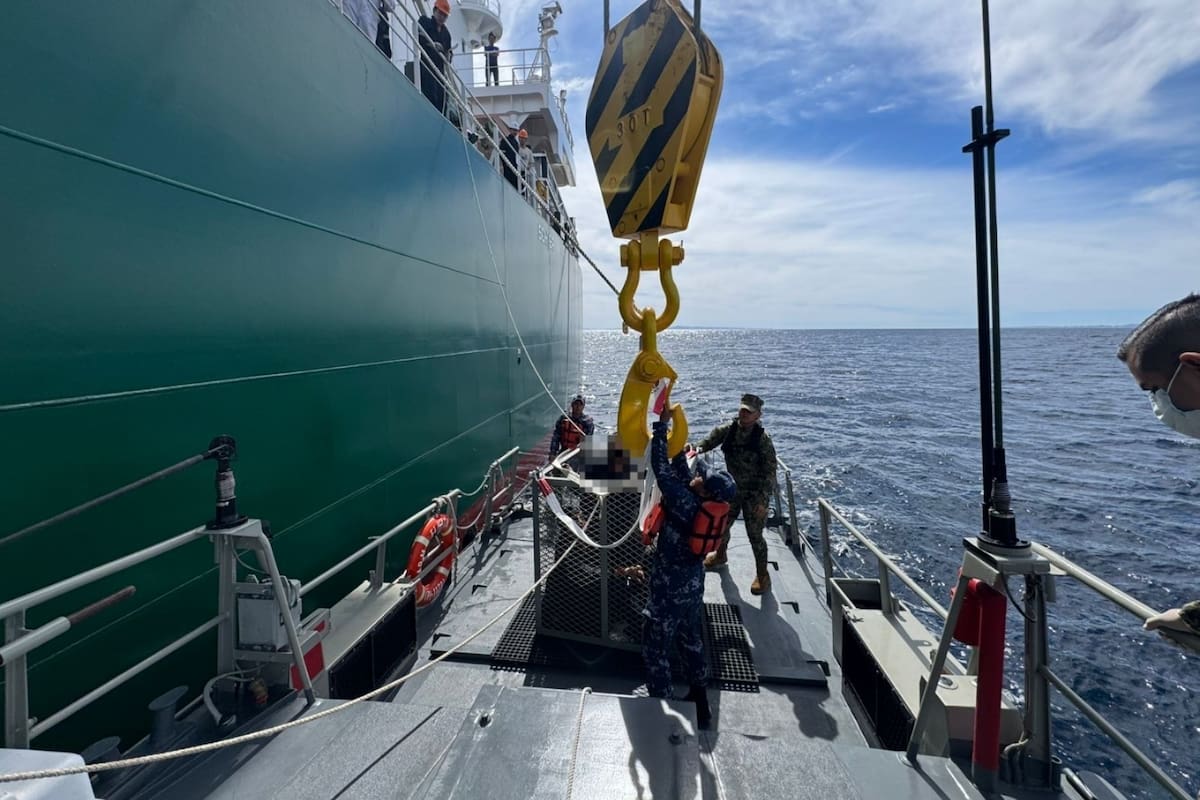 Evacúan de emergencia a tripulante con posible derrame cerebral frente a Isla Cedros