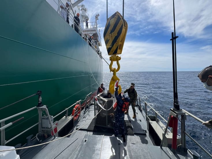 Evacúan de emergencia a tripulante con posible derrame cerebral frente a Isla Cedros