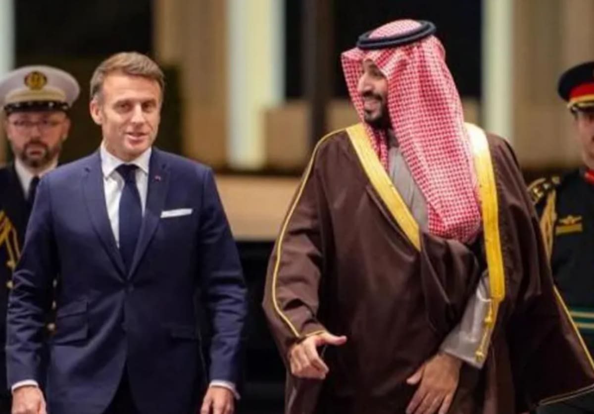 Emmanuel Macron ha estado en Arabia Saudita con el príncipe heredero Mohammed Bin Salman. / Shutterstock.