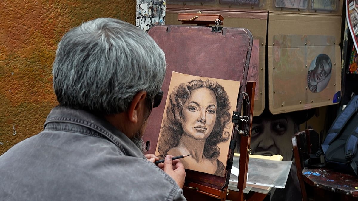 Con más de 30 años de trayectoria, el artista ofrece retratos en la avenida Revolución y mantiene viva la esencia artística del emblemático espacio. Foto: Carlos Cruz