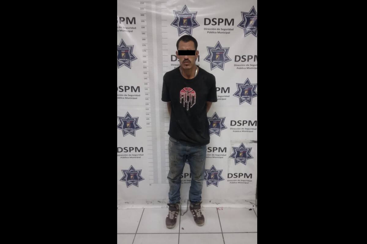 Lo arrestan por allanamiento y daños en plaza comercial