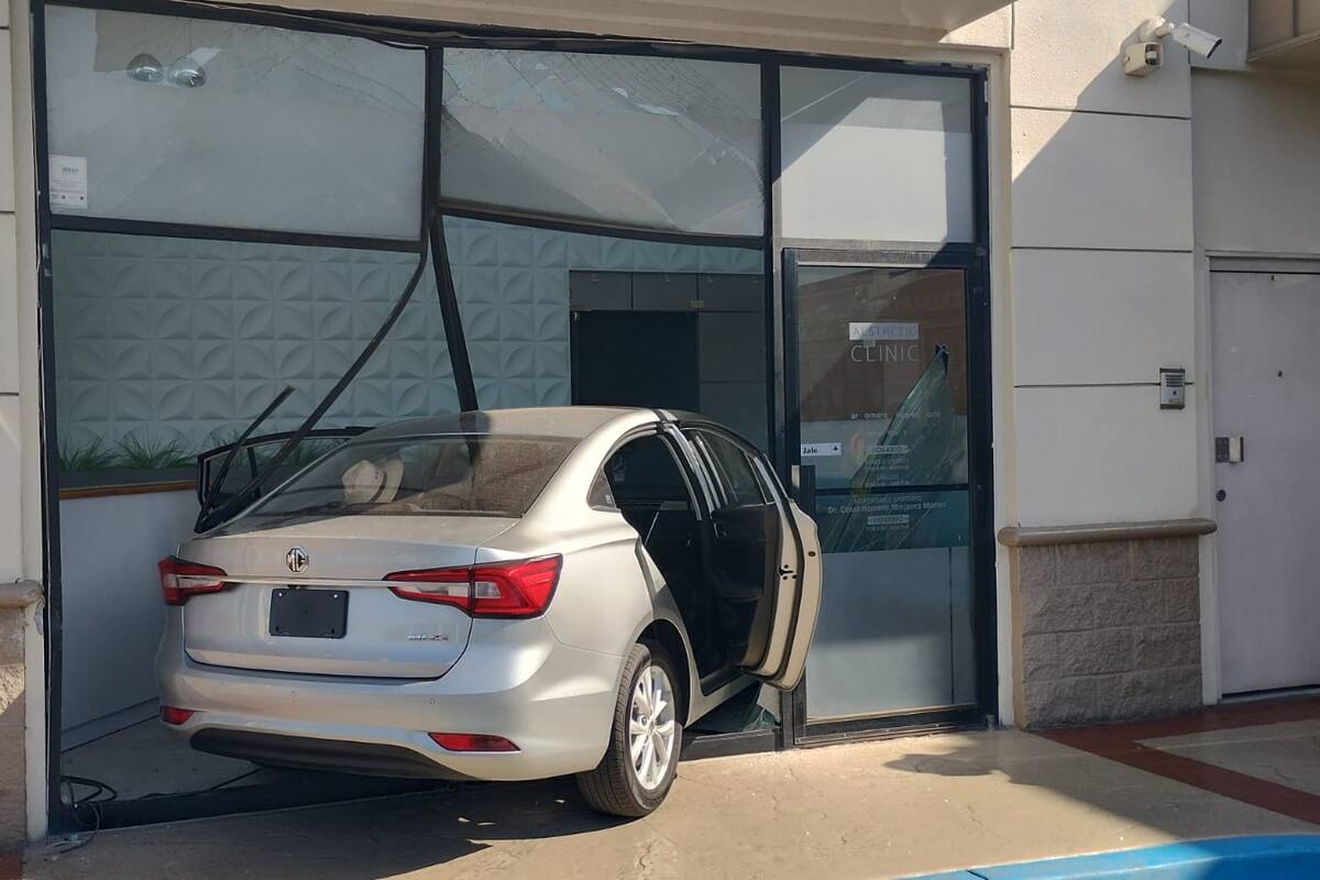 Adulta mayor choca vehículo contra local comercial