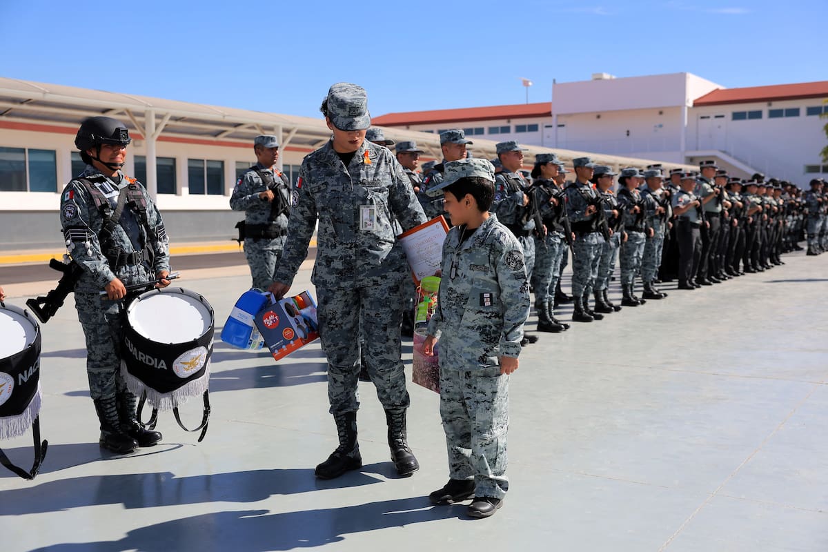 Pequeño Abisay cumple sueño de ser guardia nacional