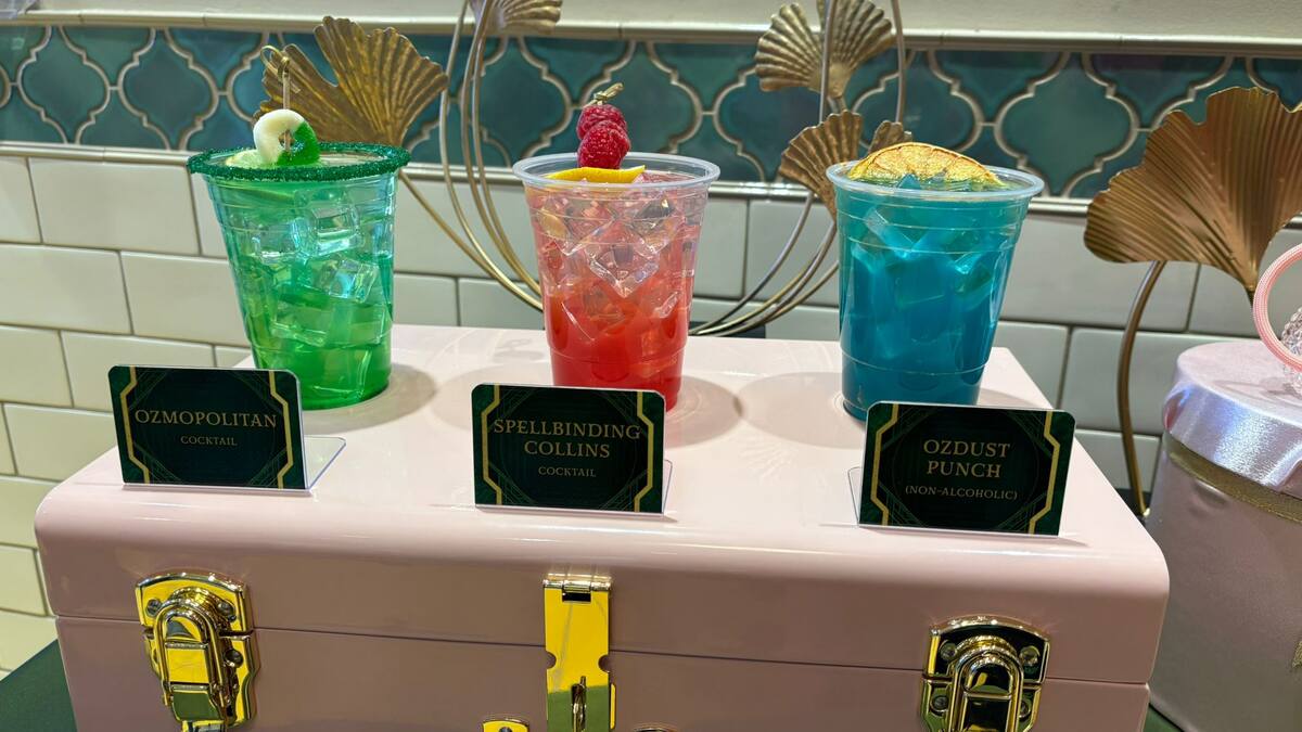 Los comensales también pueden disfrutar de tres bebidas especiales, una sin alcohol y otras dos basadas en vodka, llamadas: Ozmopolitan, Spellbinding Collins, y Ozdust Punch.