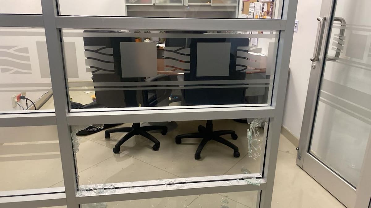 Personal que labora en el Centro de Convenciones regresó a las oficinas y se percataron que había daños en las puertas de vidrio de las oficinas. Foto: Cortesía