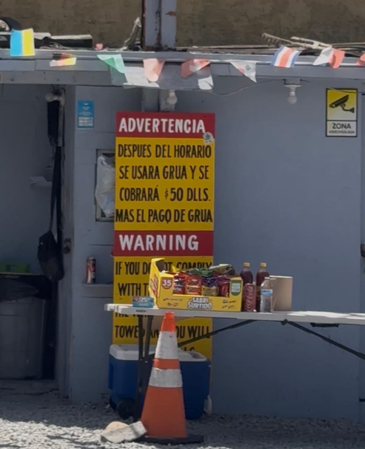 Predios baldíos y patios de viviendas son habilitados como estacionamientos improvisados, con tarifas que llegan a cuadruplicar el precio habitual durante el festival en Rosarito. Foto. Carmen Gutiérrez