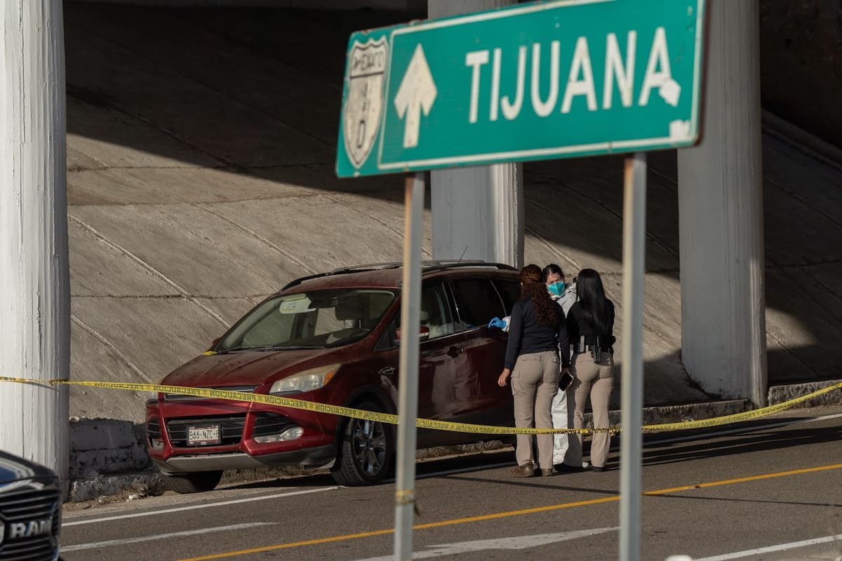 De acuerdo con información preliminar, autoridades confirmaron la presencia del cuerpo de Juan Omar Mendoza Cázares y se logró localizar a Rosa María y Lilia Elena con vida. Foto: Cortesía / Border Zoom