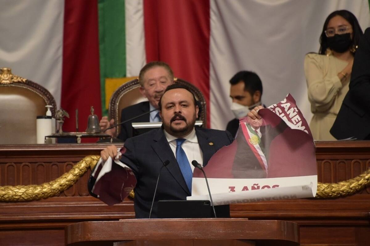 Diputado del PAN rompe imagen de AMLO en Congreso de la CDMX; Morena denuncia amenaza
