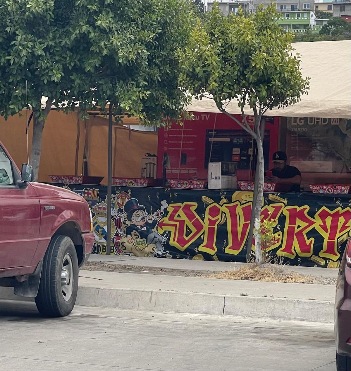 Pese a no contar con permisos, puestos de juegos de azar continúan instalándose en plazas comerciales y estacionamientos de Rosarito sin intervención de autoridades. Foto: Carmen Gutiérrez