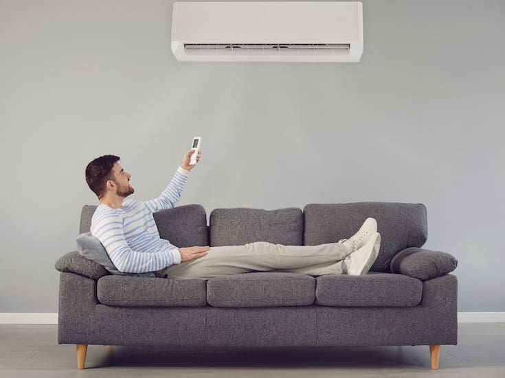 Especialistas recomiendan usar el modo “dry” del aire acondicionado porque extrae la humedad del aire, favorece el descanso nocturno y puede representar un ahorro de energía