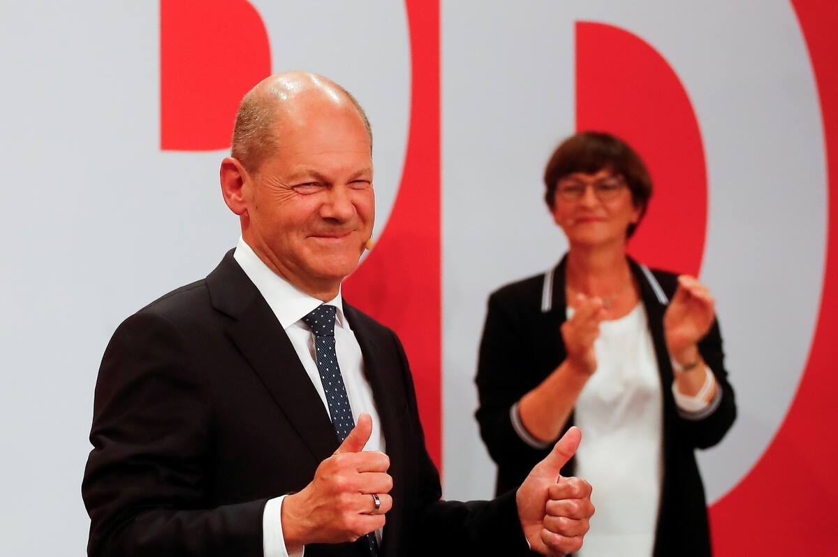 ARCHIVO. El líder del Partido Socialdemócrata (SPD) y máximo candidato a canciller Olaf Scholz y la colíder del partido Saskia Esken reaccionan después de las primeras encuestas de salida para las elecciones generales en Berlín, Alemania, el 26 de septiembre de 2021. REUTERS/Wolfgang Rattay