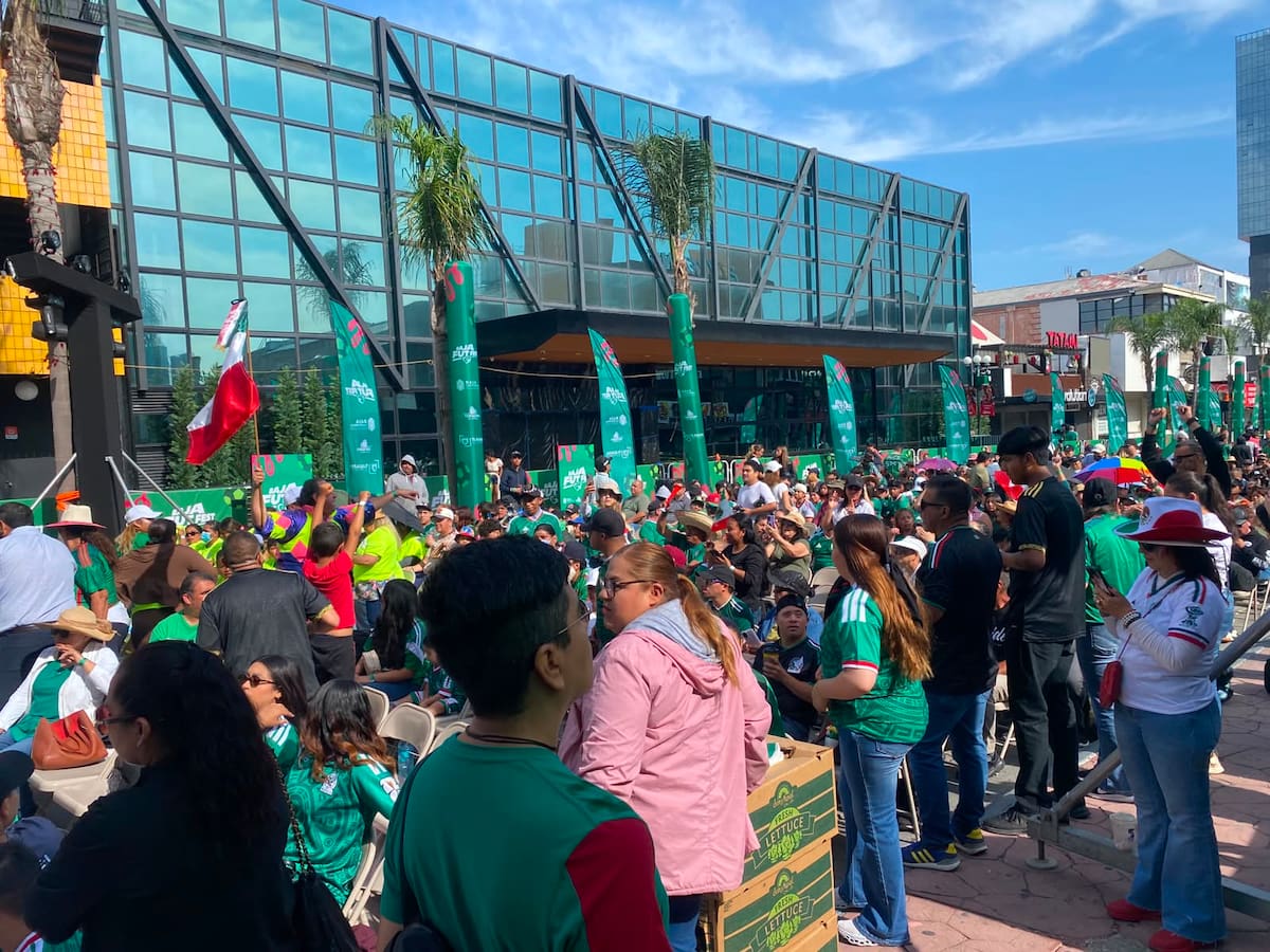 Desde temprana hora, aficionados comenzaron a llegar a la avenida Revolución para presenciar el debut de México en la Copa Mundial de la FIFA 2026 y participar en las actividades del Baja Fut Fest. Foto: Emmanuel Castañeda
