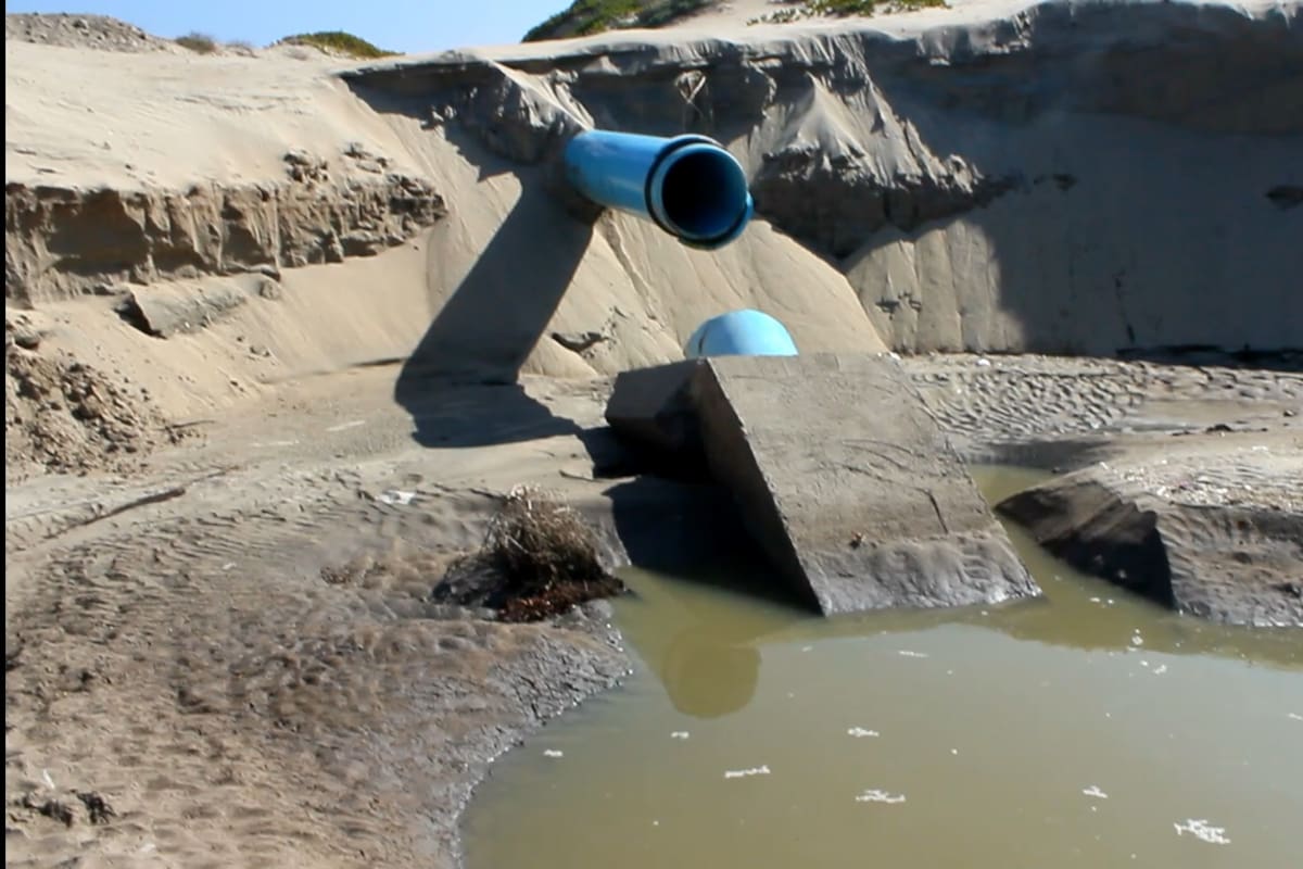 Denuncian derrame de aguas residuales en Playa Pacífica